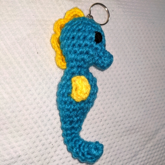 NEW Keychain Seahorse Purse Tag Blue Crochet HANDCRAFTED - Picture 1 of 7